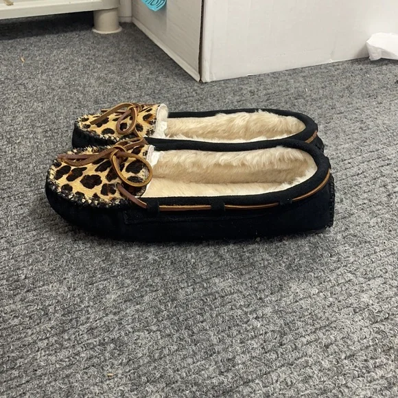 Minnetonka Women’s Leopard Cally Slipper (3169) - Picture 2 of 8